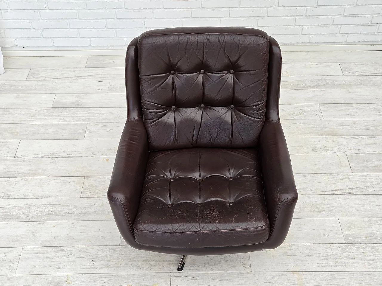 Pair of swivel lounge chairs with footstool, leather, 1970s 12