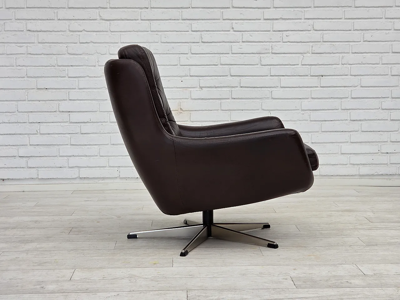 Pair of swivel lounge chairs with footstool, leather, 1970s 13