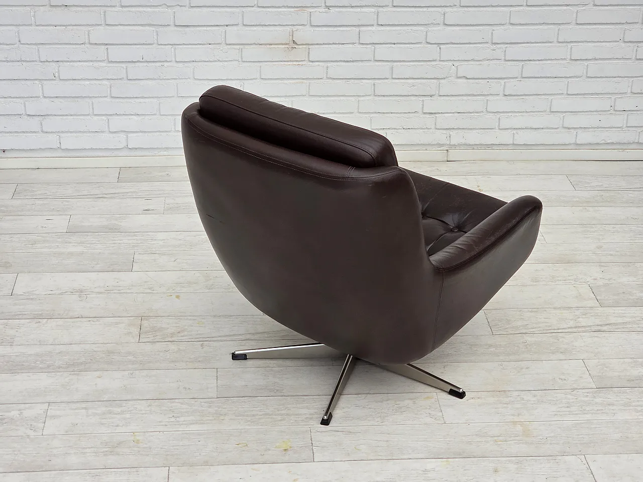 Pair of swivel lounge chairs with footstool, leather, 1970s 14