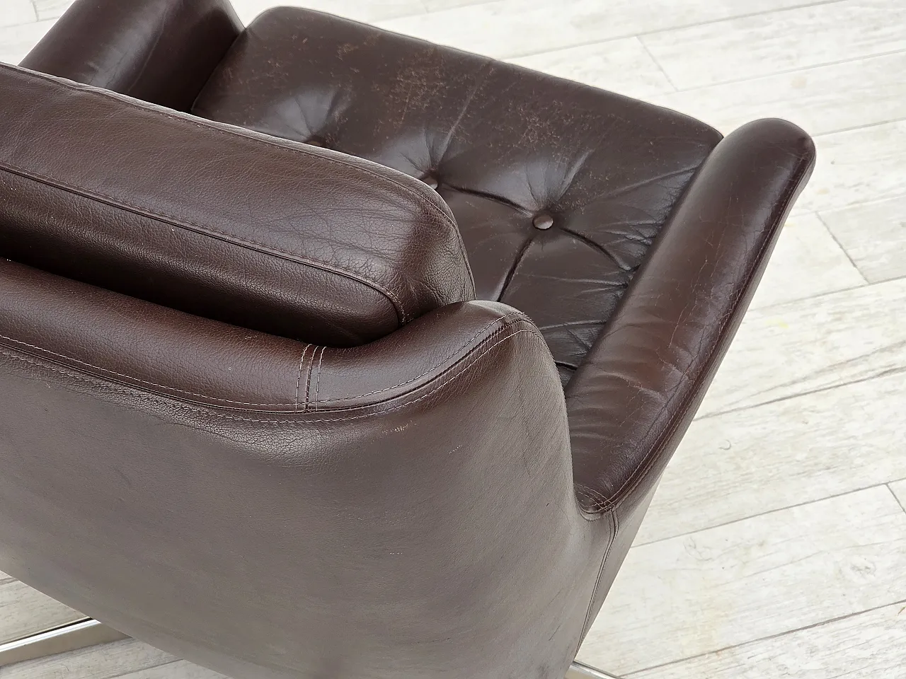 Pair of swivel lounge chairs with footstool, leather, 1970s 15