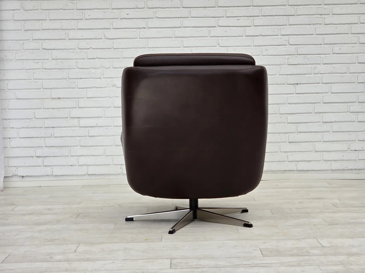 Pair of swivel lounge chairs with footstool, leather, 1970s 16