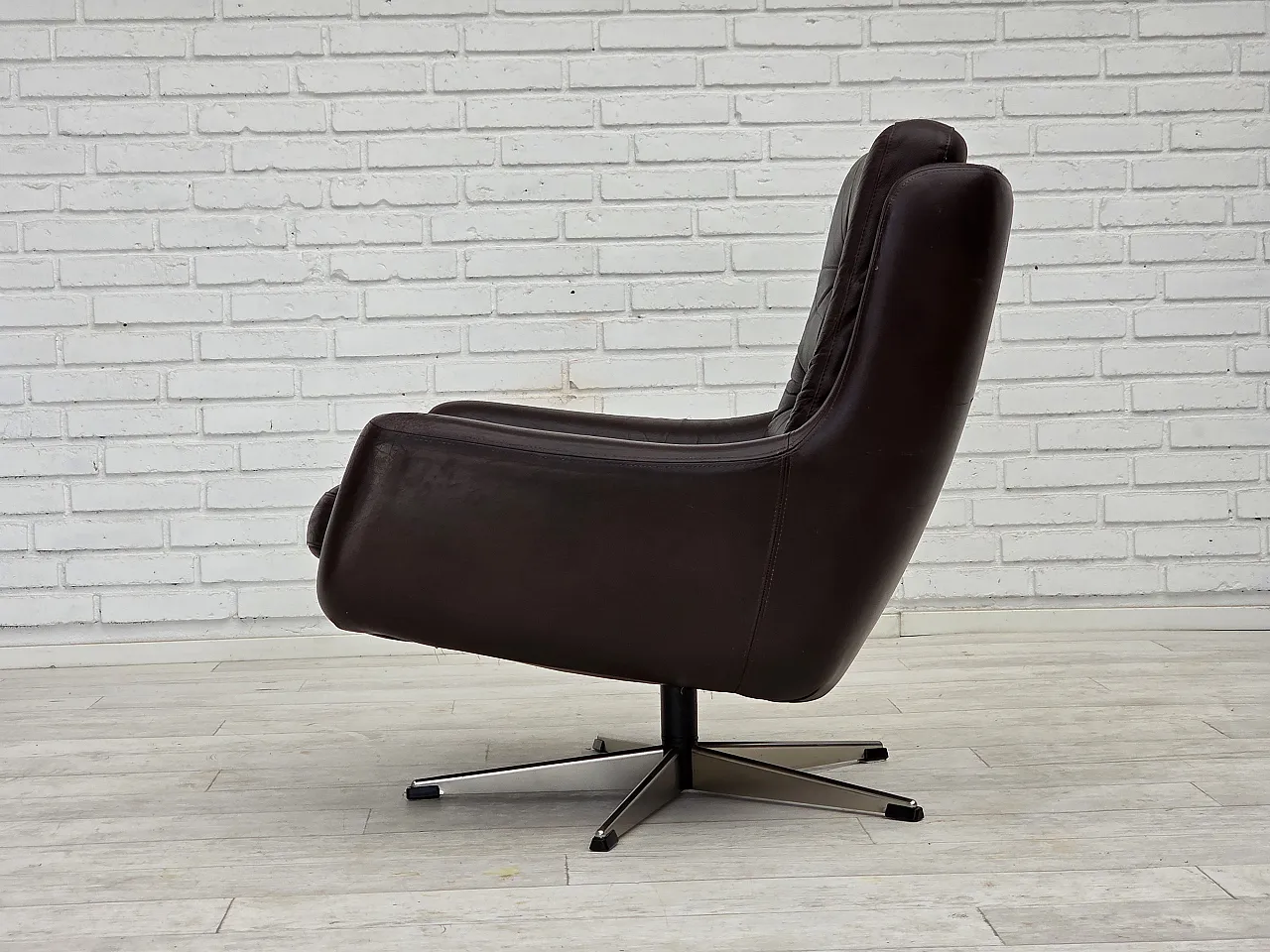 Pair of swivel lounge chairs with footstool, leather, 1970s 18