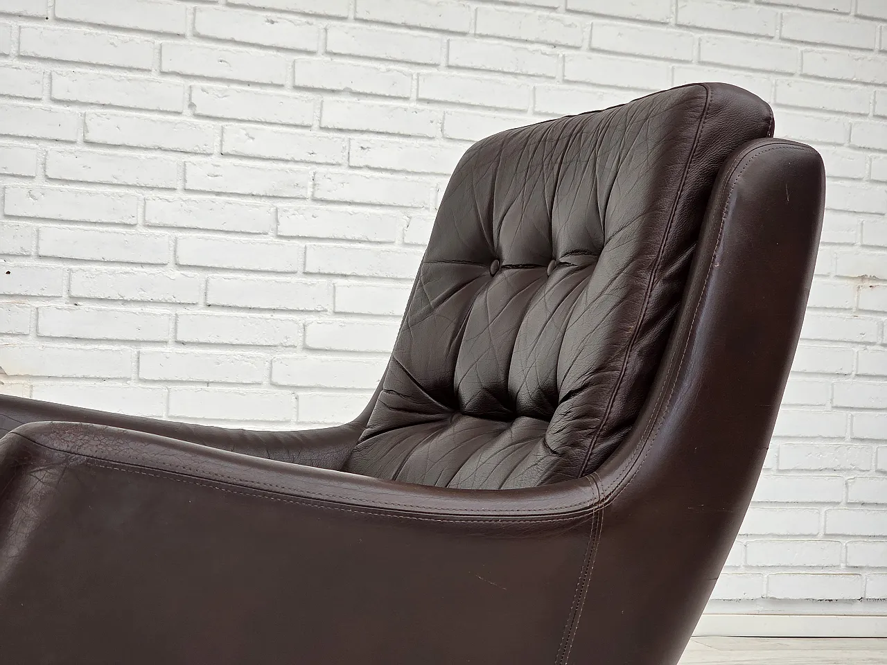 Pair of swivel lounge chairs with footstool, leather, 1970s 19