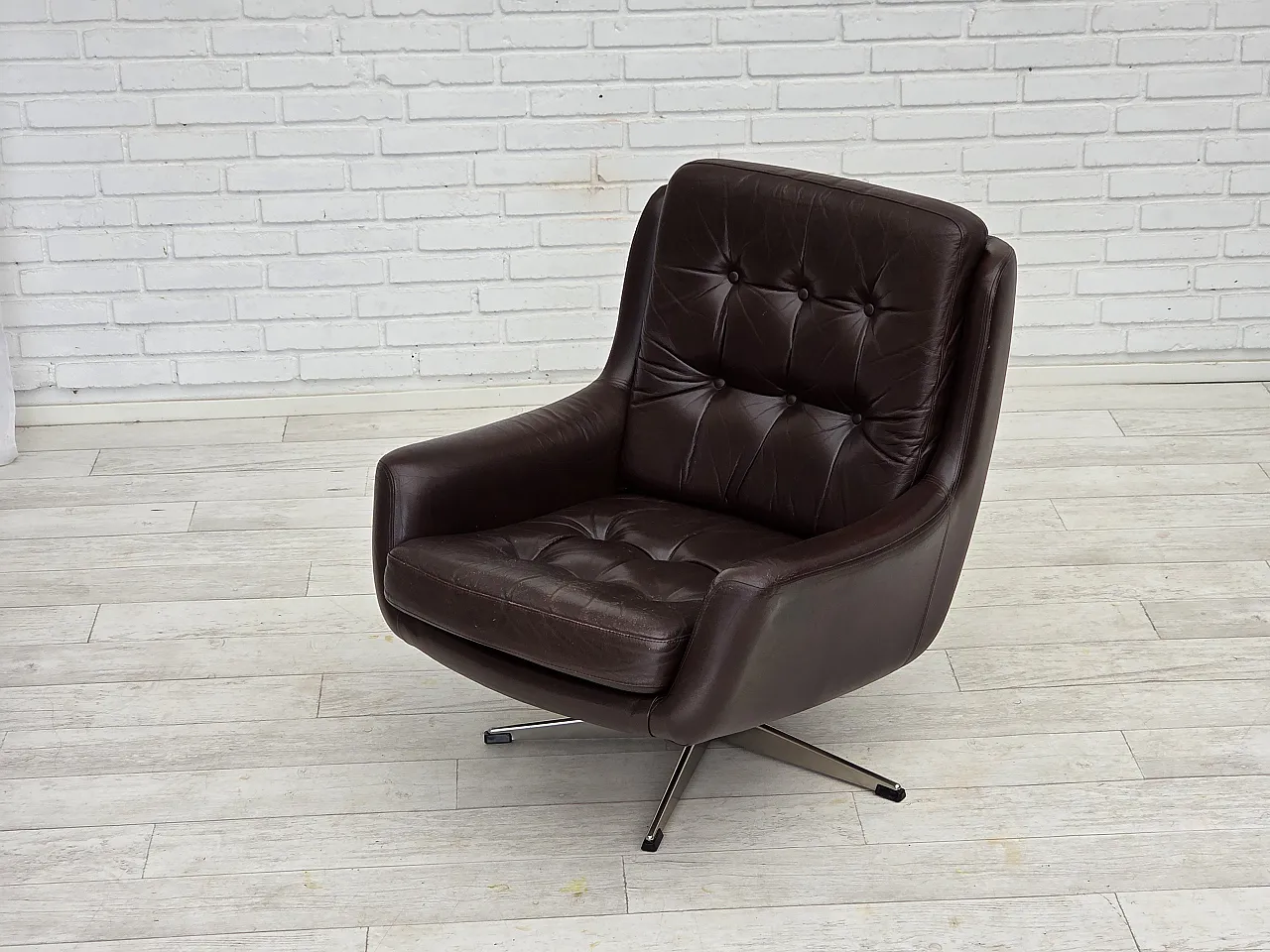 Pair of swivel lounge chairs with footstool, leather, 1970s 20