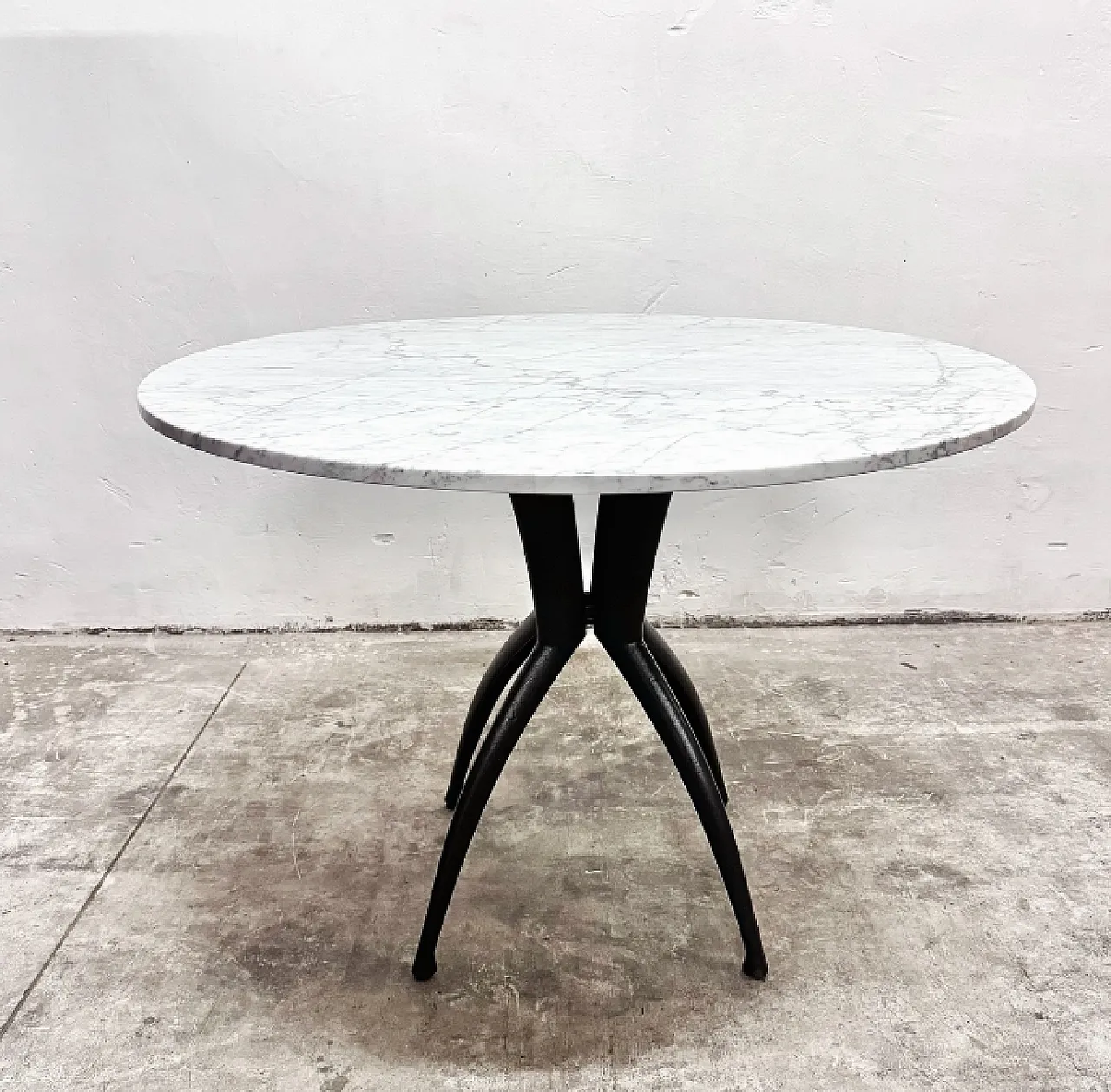 Tavolo da pranzo in marmo e metallo nero, anni ‘70 1