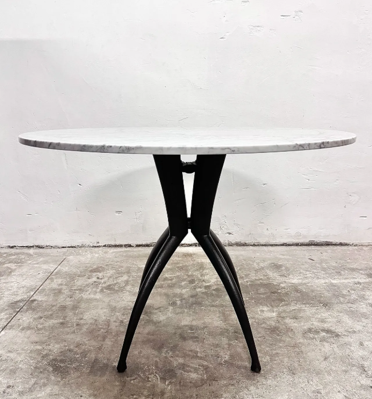Tavolo da pranzo in marmo e metallo nero, anni ‘70 2