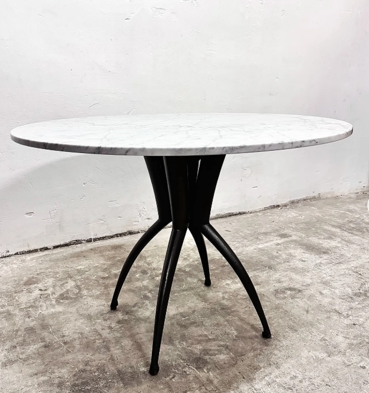 Tavolo da pranzo in marmo e metallo nero, anni ‘70 4