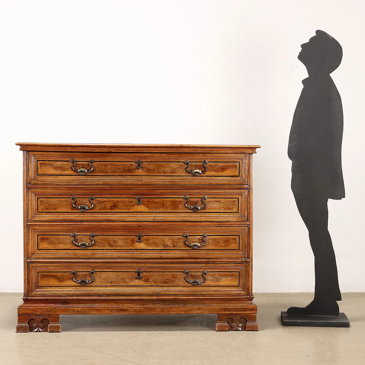 Dresser in walnut with four drawers & shelf feet, 18th century 2
