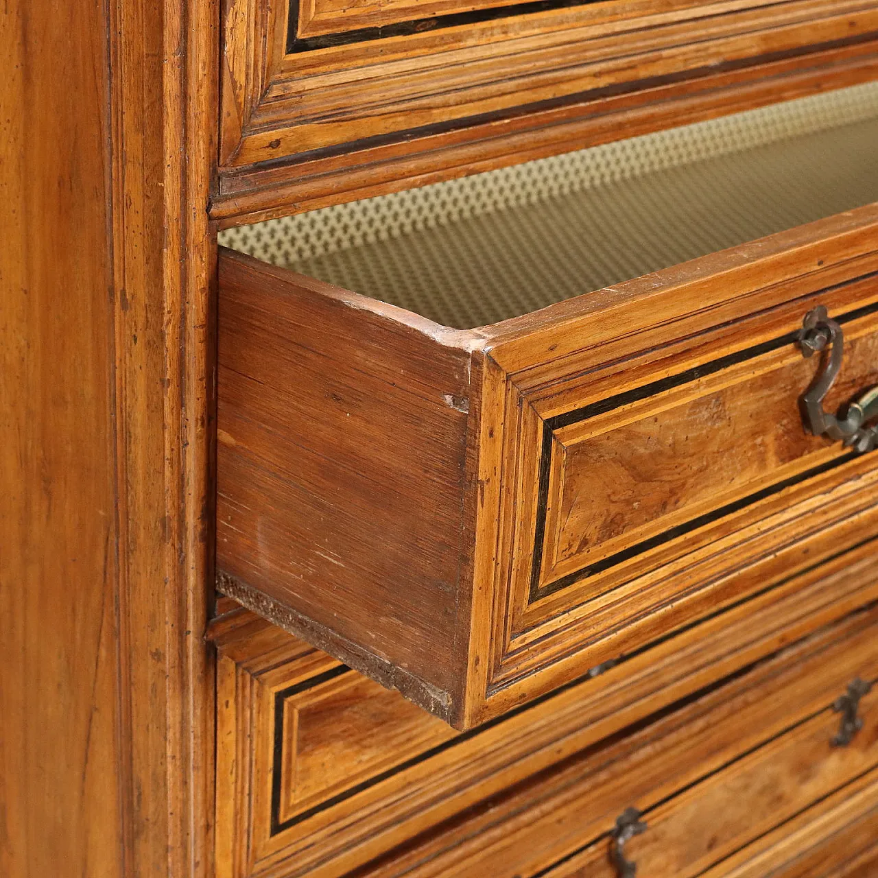 Dresser in walnut with four drawers & shelf feet, 18th century 4