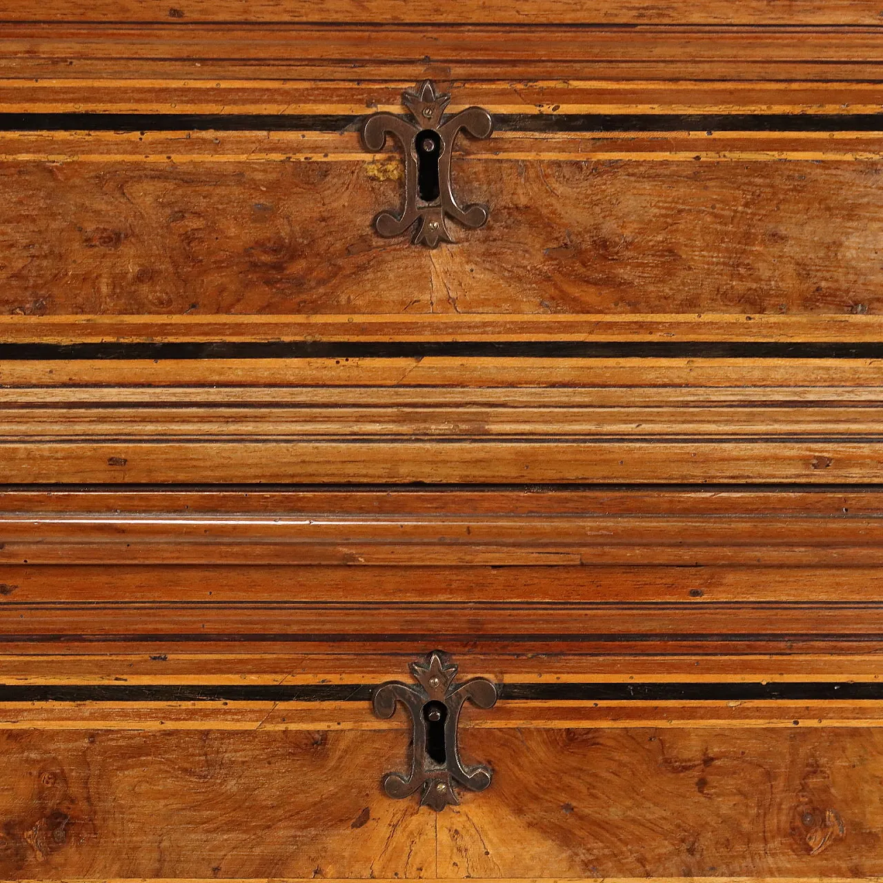 Dresser in walnut with four drawers & shelf feet, 18th century 6