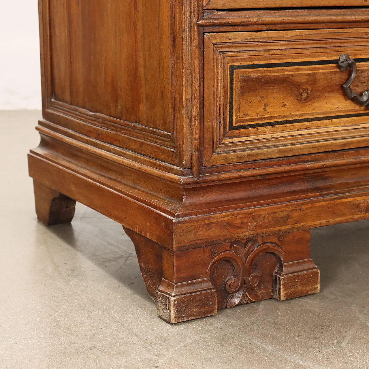 Dresser in walnut with four drawers & shelf feet, 18th century 7