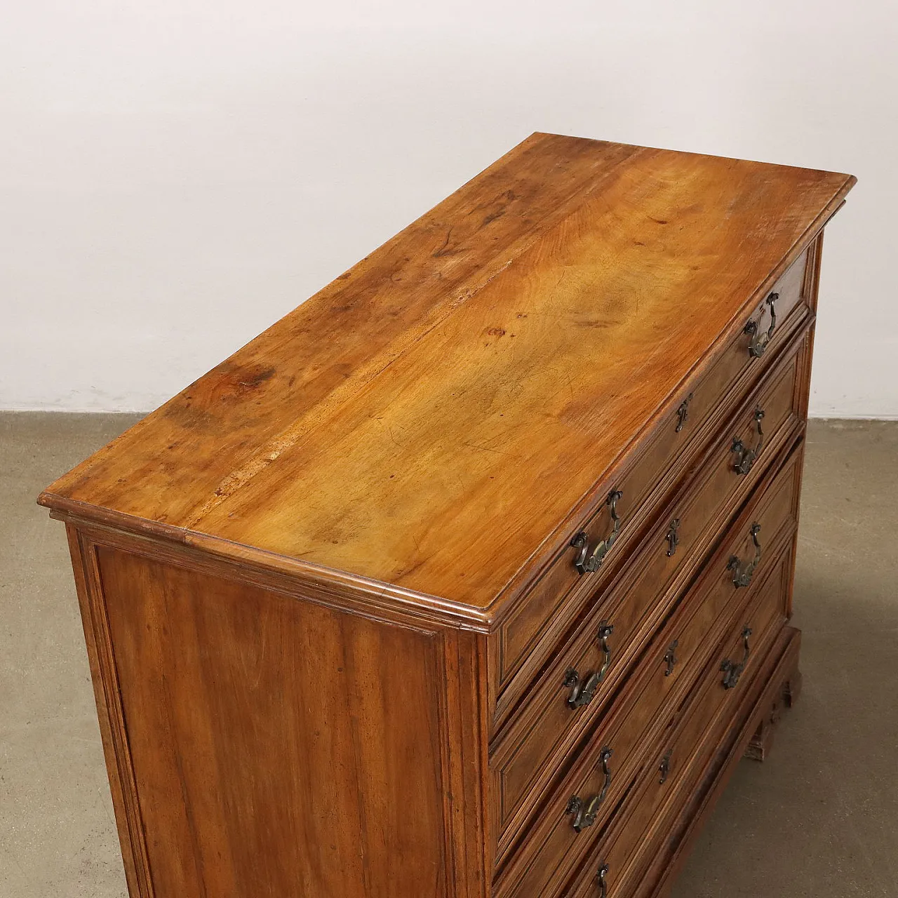 Dresser in walnut with four drawers & shelf feet, 18th century 8
