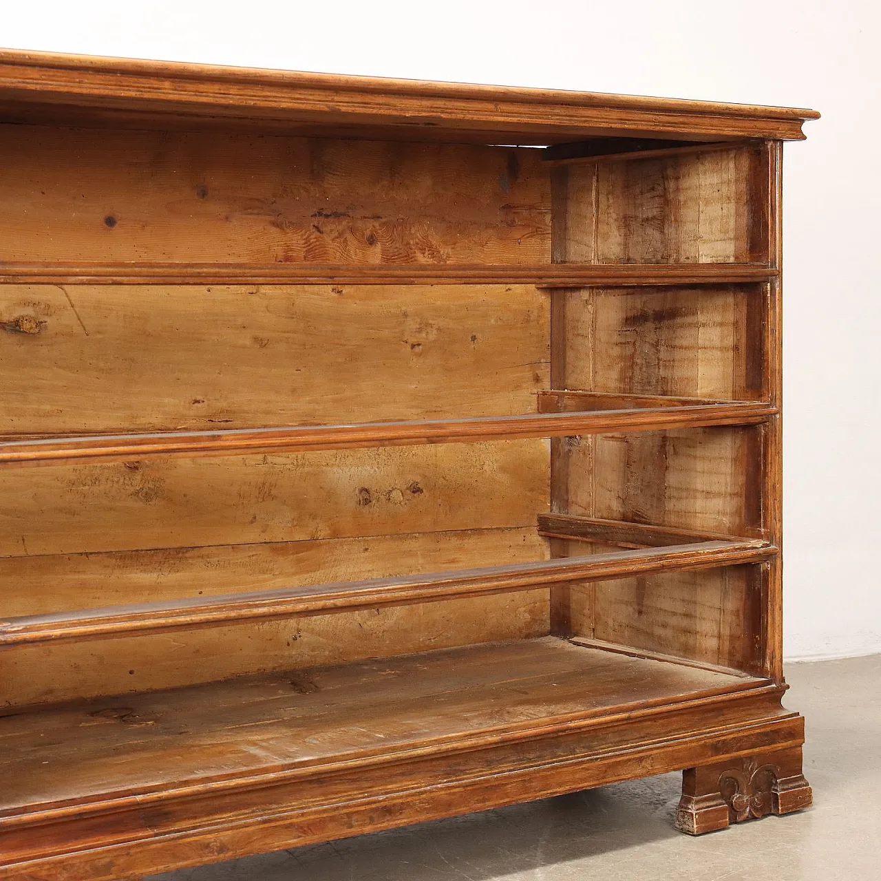 Dresser in walnut with four drawers & shelf feet, 18th century 9