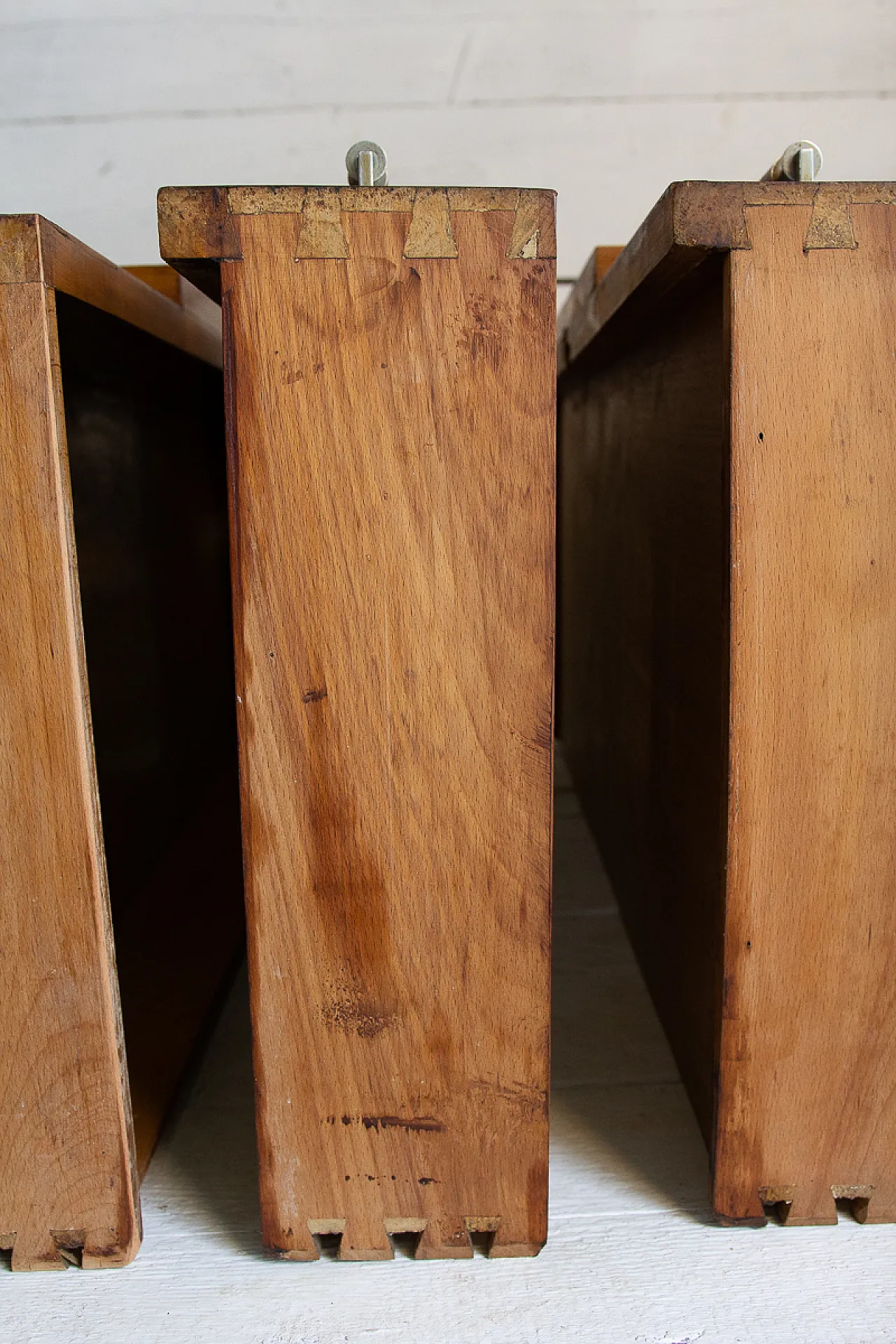 Cassettiera Art Déco in radica e noce e acciaio, anni '30 32