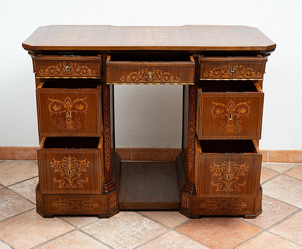 Smith Neapolitan desk in walnut root, 19th century 2