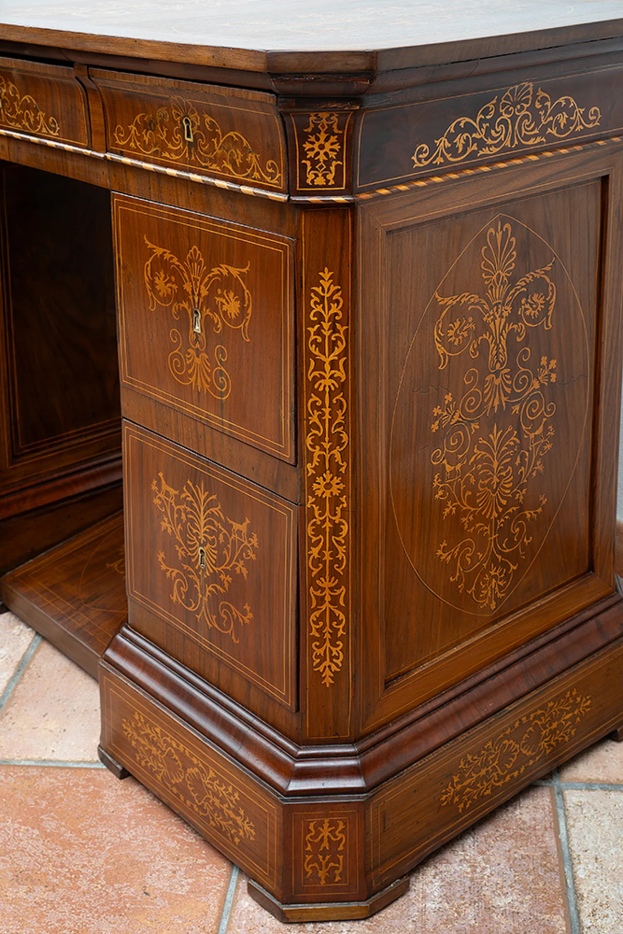 Smith Neapolitan desk in walnut root, 19th century 7