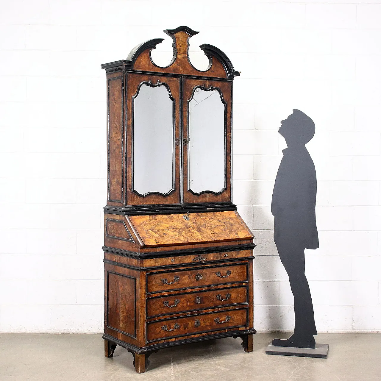Baroque style wooden trumeau with mirrored doors, 18th century 2