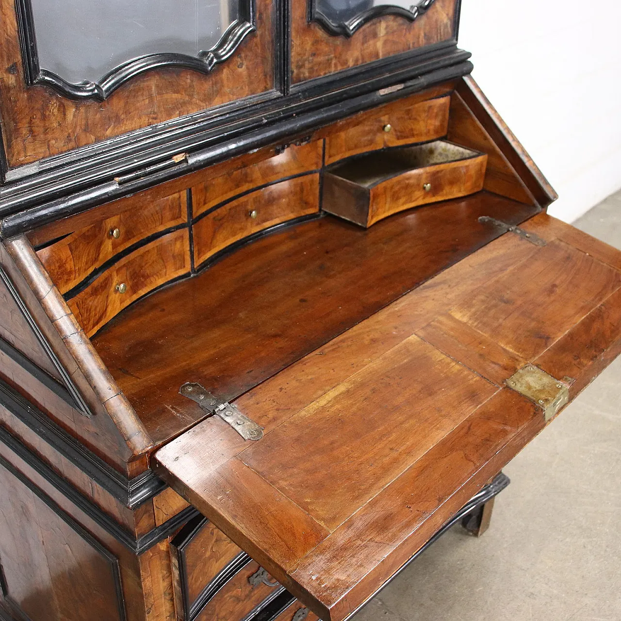 Baroque style wooden trumeau with mirrored doors, 18th century 8