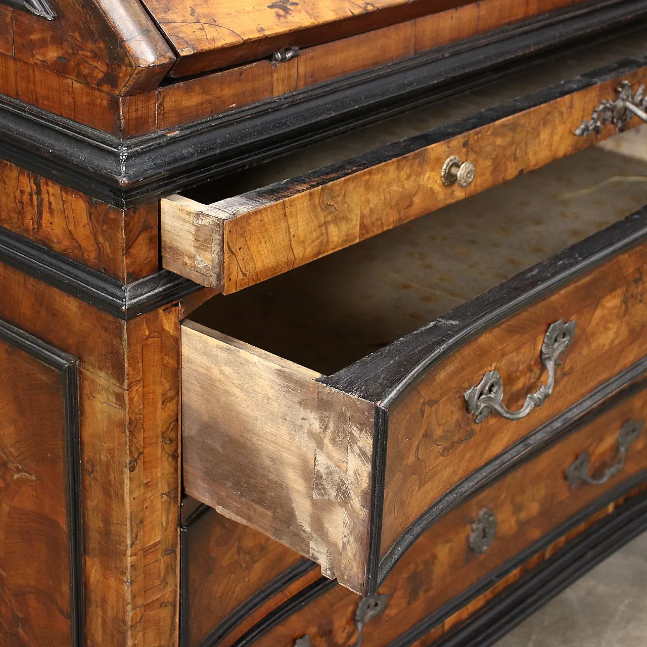 Baroque style wooden trumeau with mirrored doors, 18th century 9