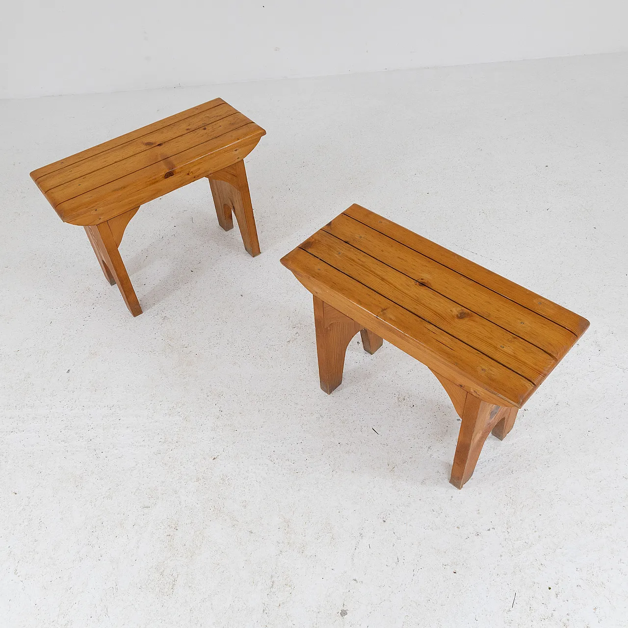 Coppia di piccole panche in abete, anni '70 1