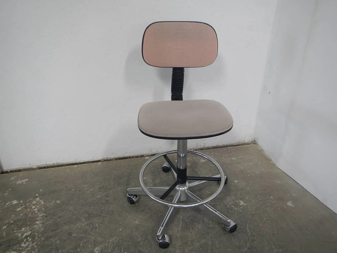 Sgabello con ruote e schienale, 1980 1