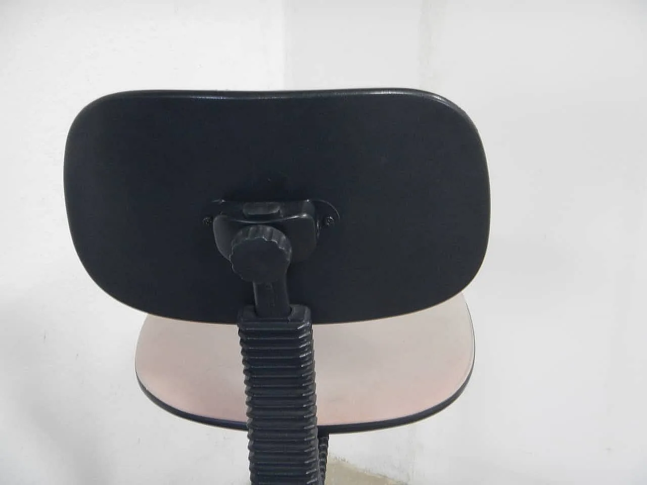 Sgabello con ruote e schienale, 1980 4