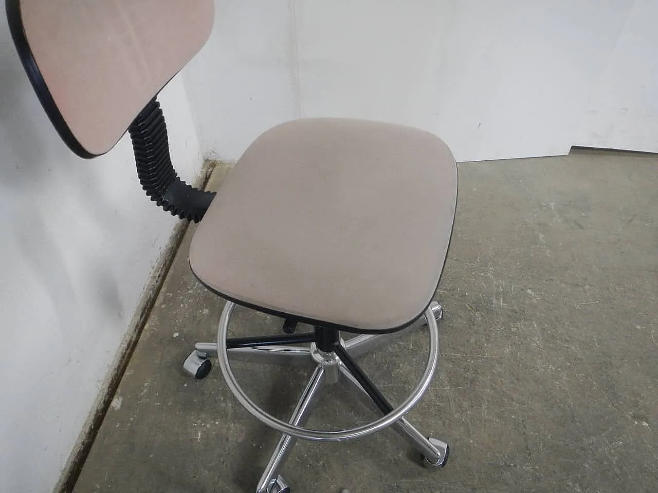 Sgabello con ruote e schienale, 1980 5