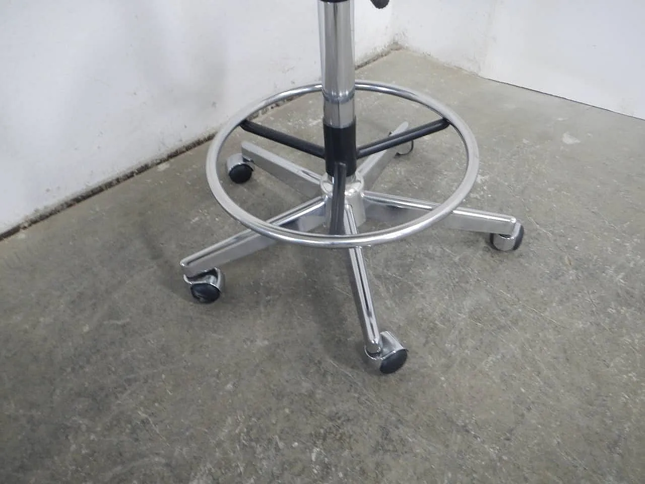 Sgabello con ruote e schienale, 1980 6