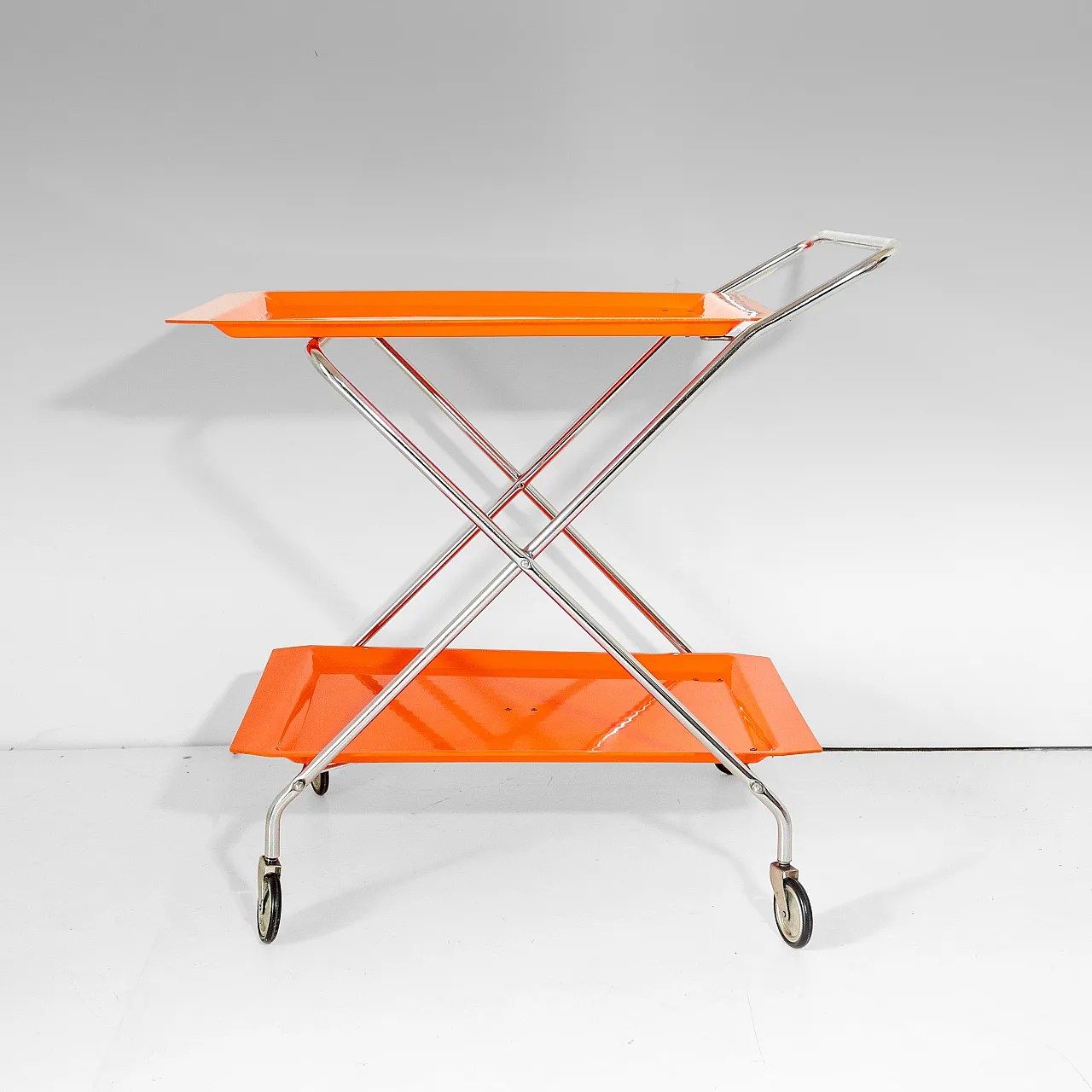 Carrellino bar piegevole nello stile di Kartell 2