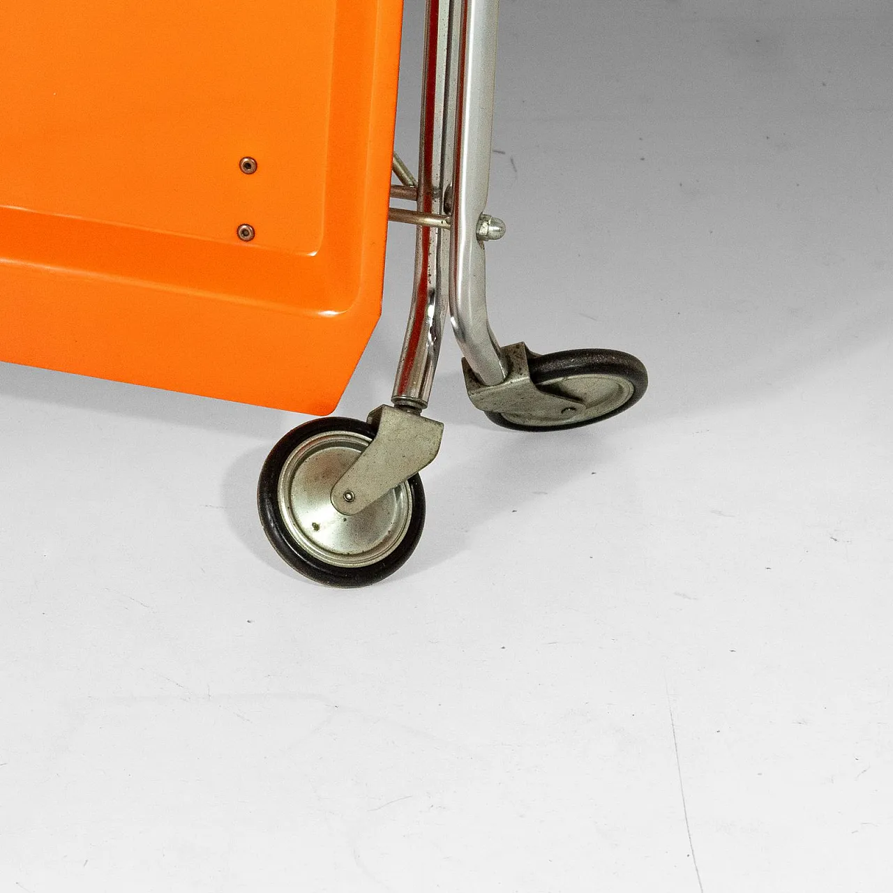 Carrellino bar piegevole nello stile di Kartell 13