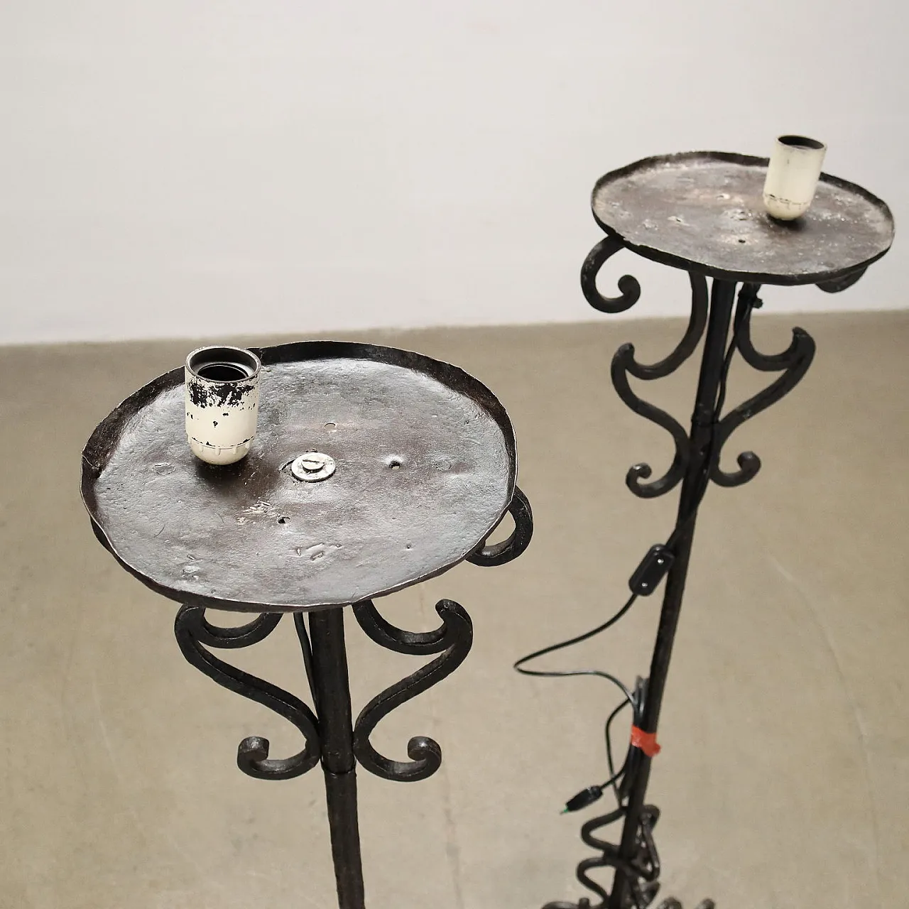 Coppia di candelieri in ferro battuto, '800 5