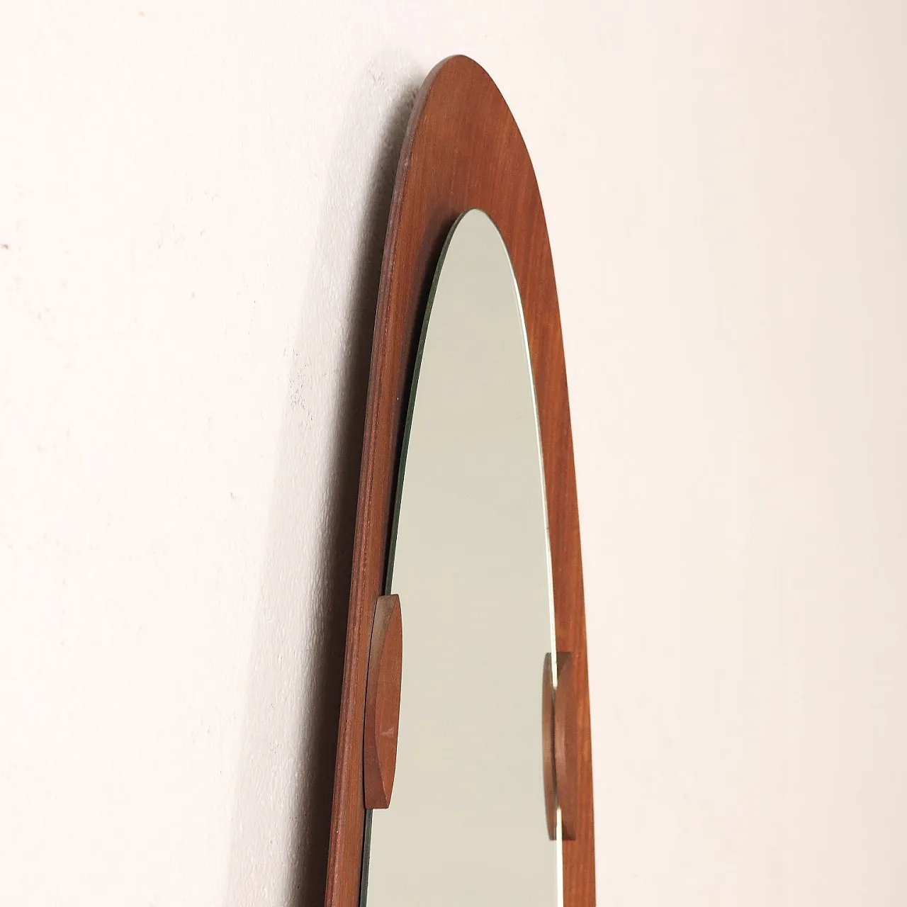 Specchio da parete su pannello curvato impiallacciato teak, anni '60 5