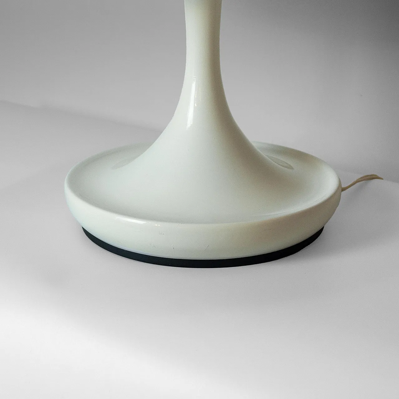 Mushroom shaped table lamp in Louis Poulsen style, 70s 9