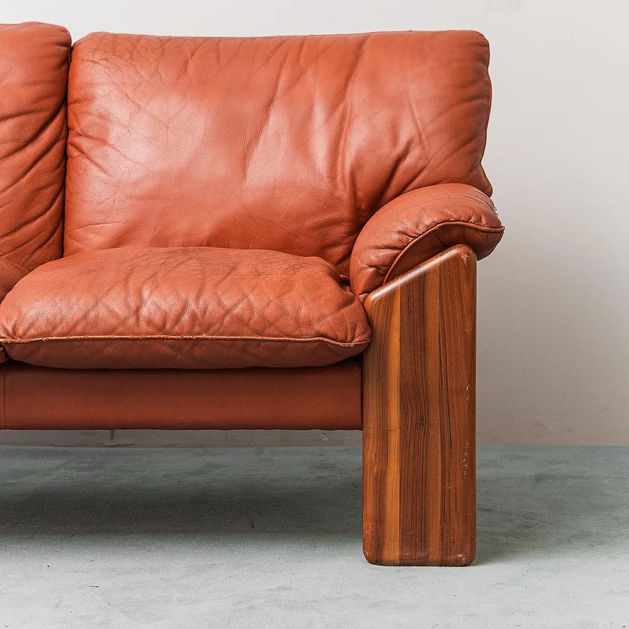 2 -seater sofa in leather and wood Mario Marenco for Mobilgirgi, 70s 2