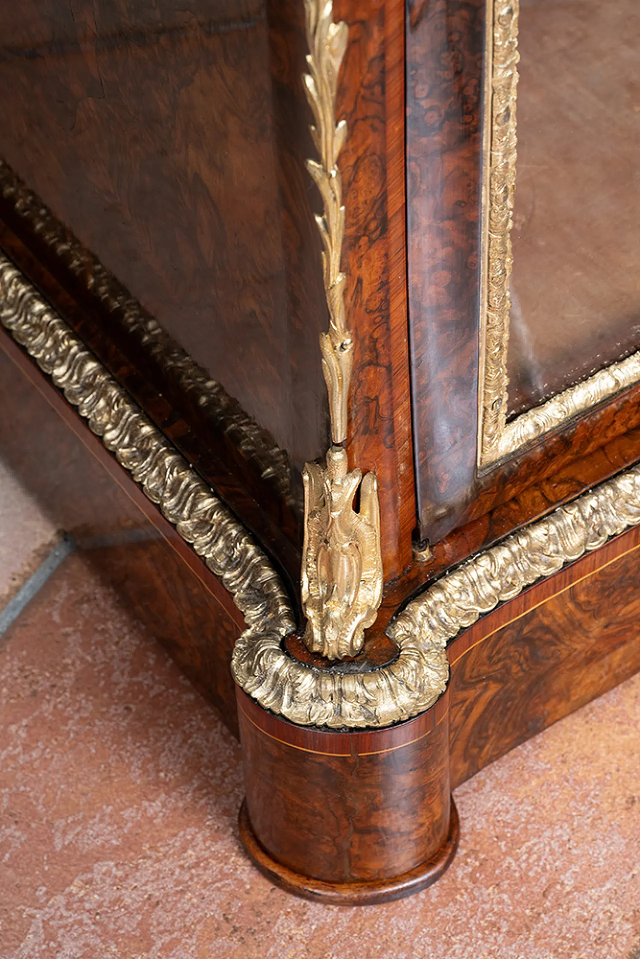 Victorian showcase in walnut root with grafts of elements, 19th centur 7