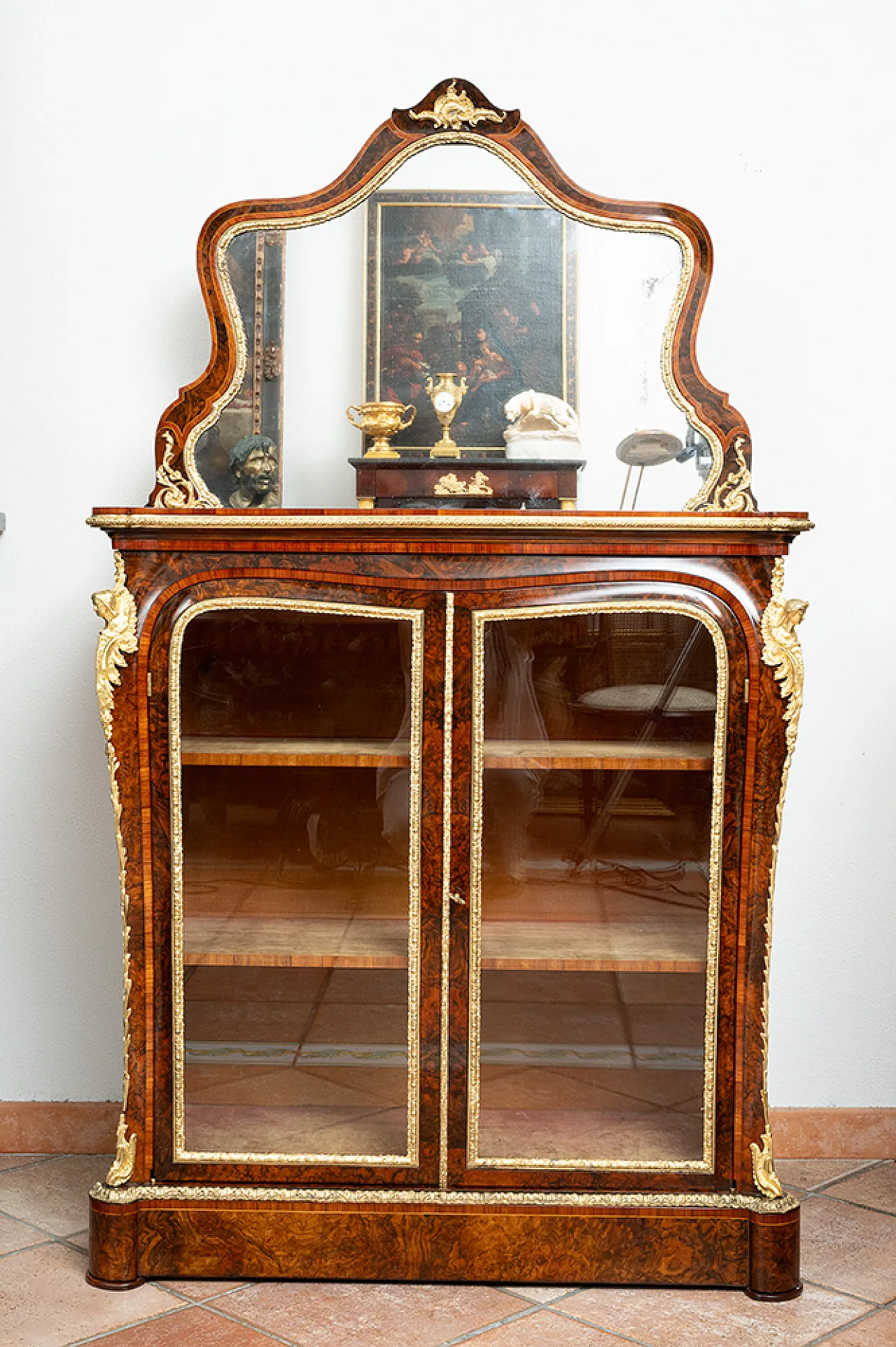 Victorian showcase in walnut root with grafts of elements, 19th centur 8