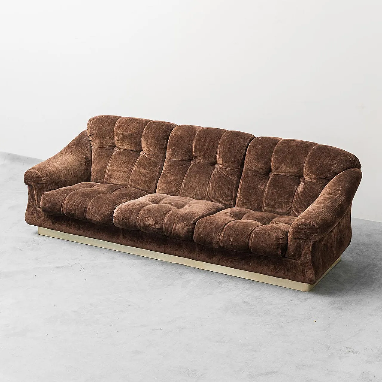 3 seater sofa in brown velvet, 70s 1
