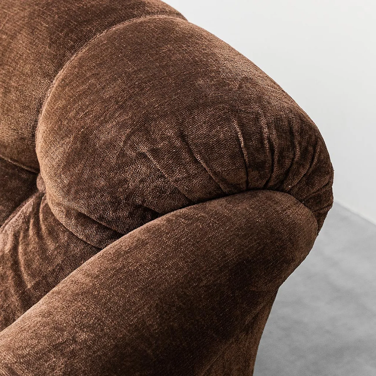 3 seater sofa in brown velvet, 70s 3