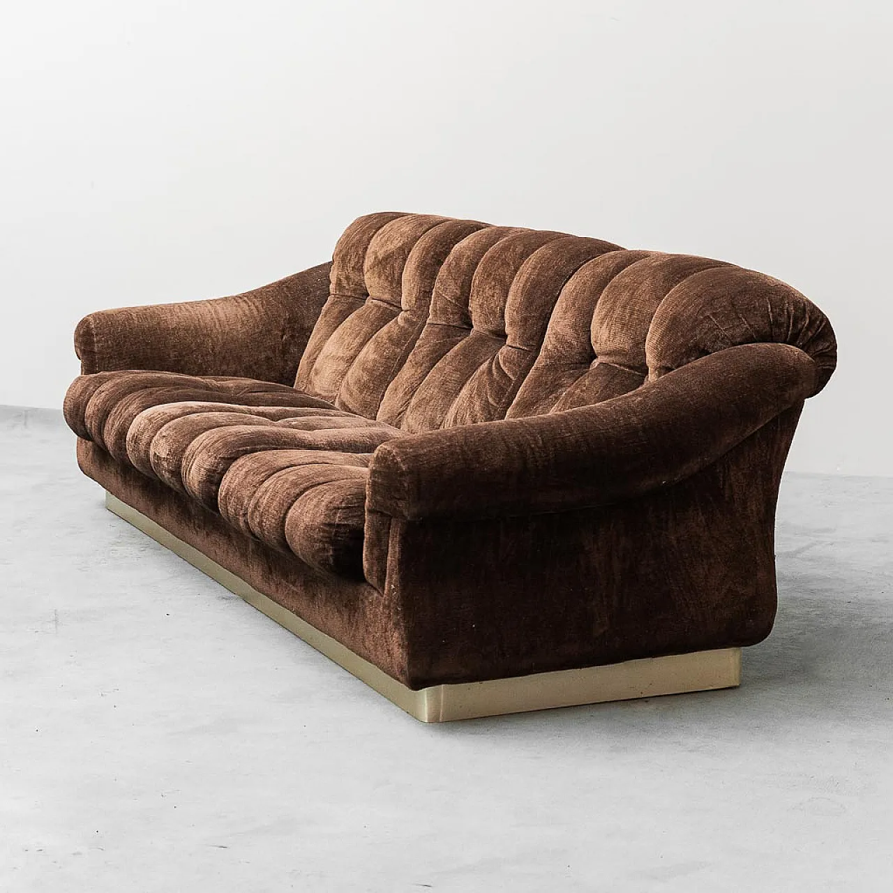 3 seater sofa in brown velvet, 70s 5
