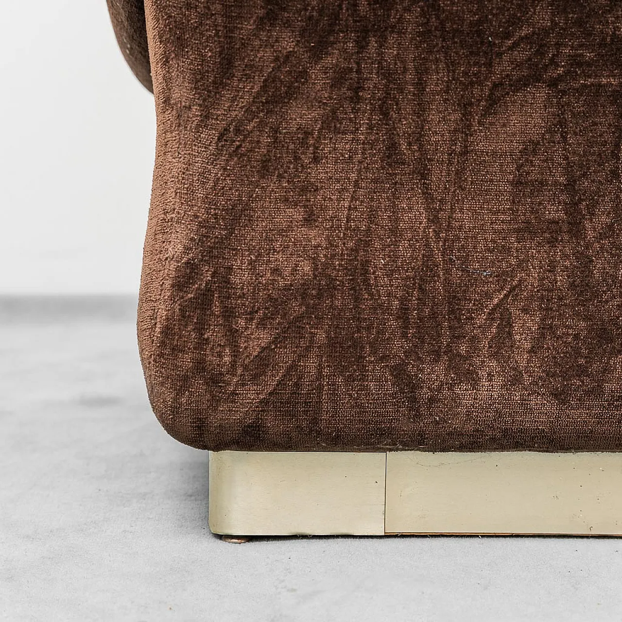 3 seater sofa in brown velvet, 70s 11