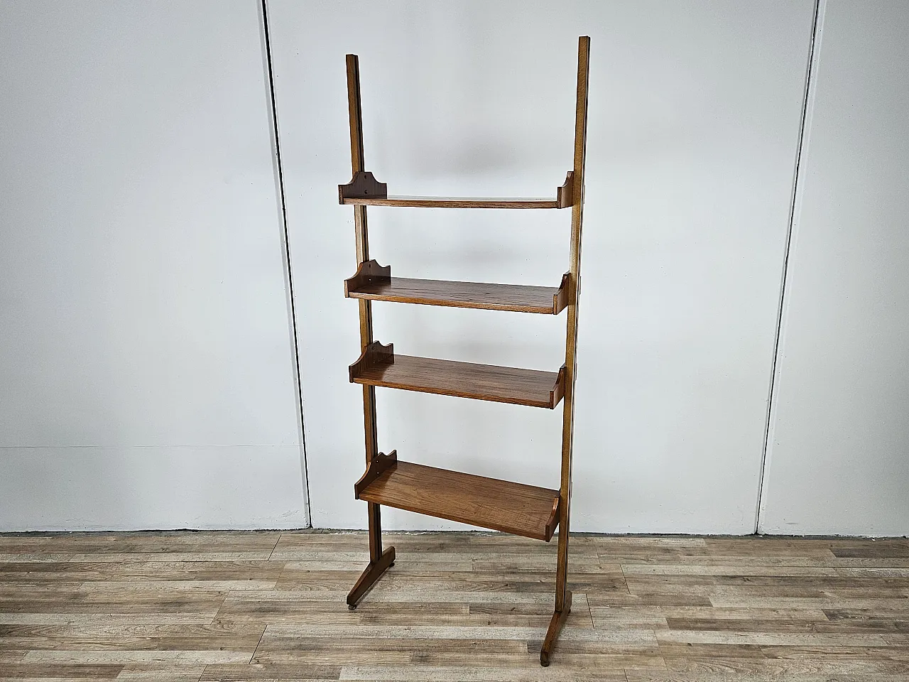 Shelving with modular shelves in walnut, 70s 1