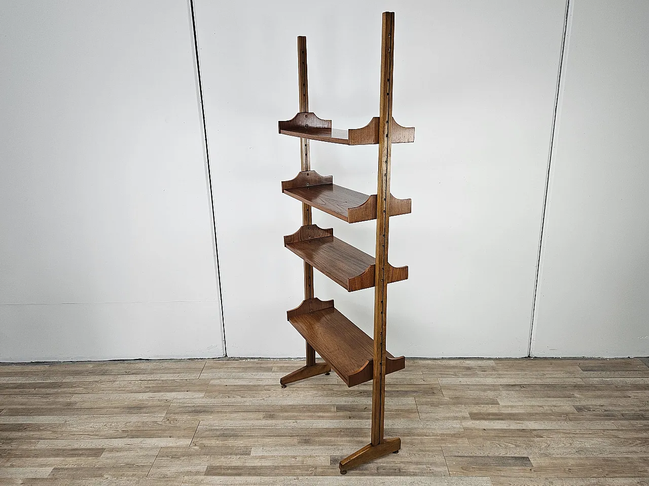 Shelving with modular shelves in walnut, 70s 2