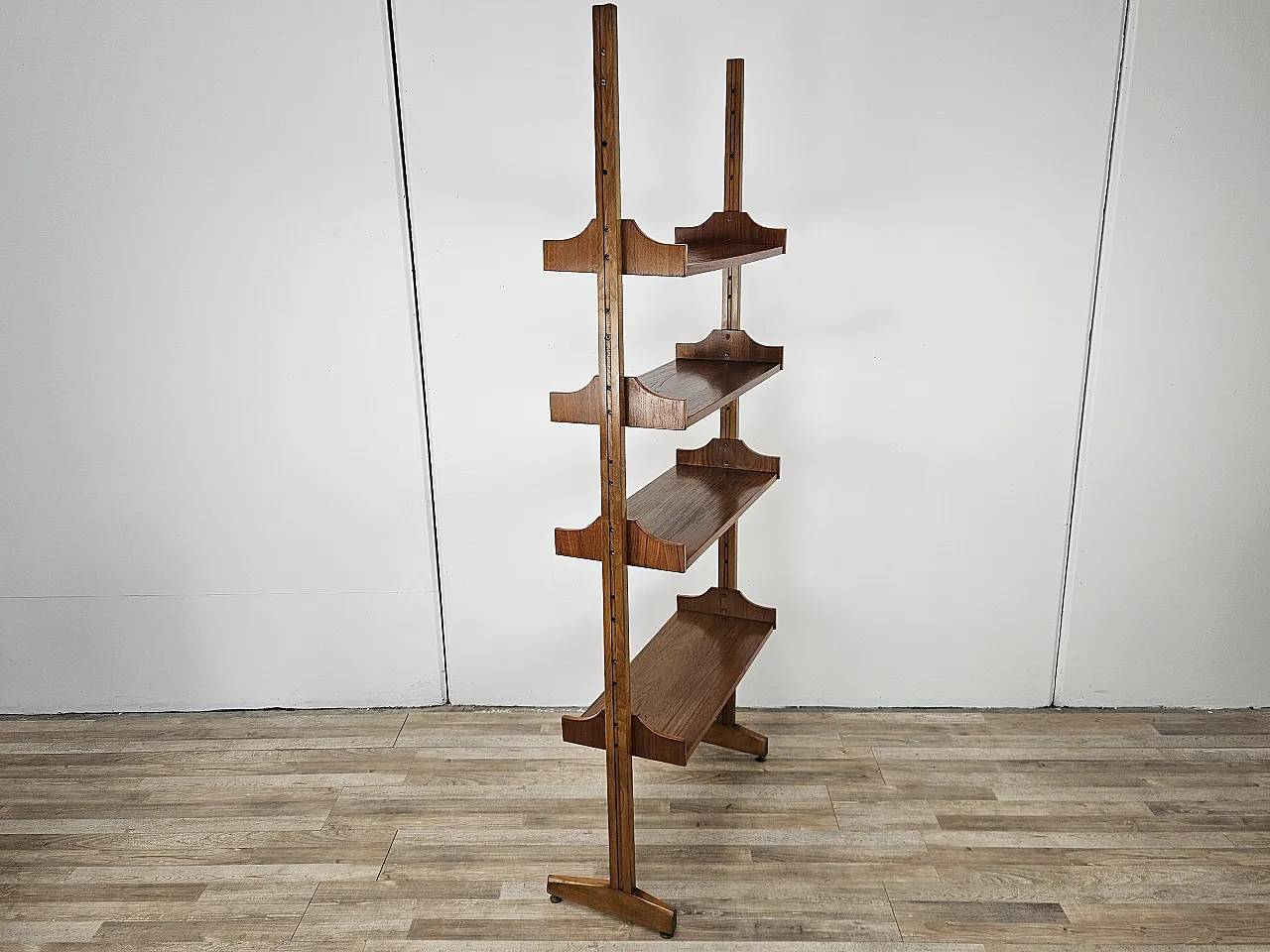 Shelving with modular shelves in walnut, 70s 6