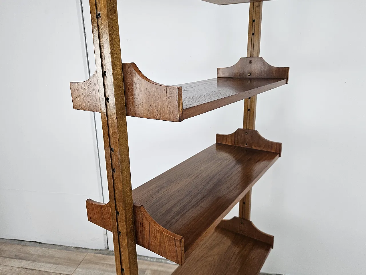 Shelving with modular shelves in walnut, 70s 8