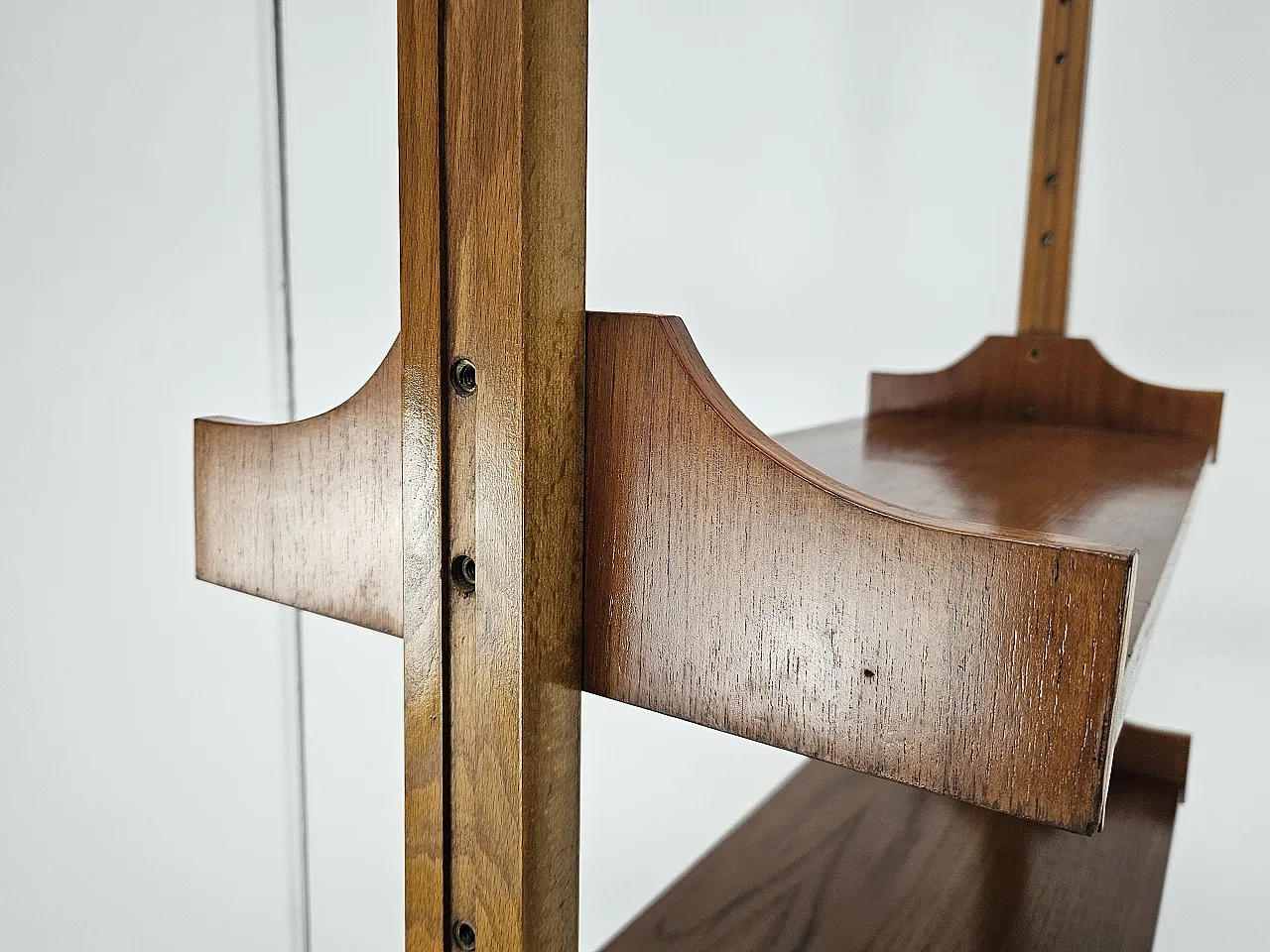 Shelving with modular shelves in walnut, 70s 9