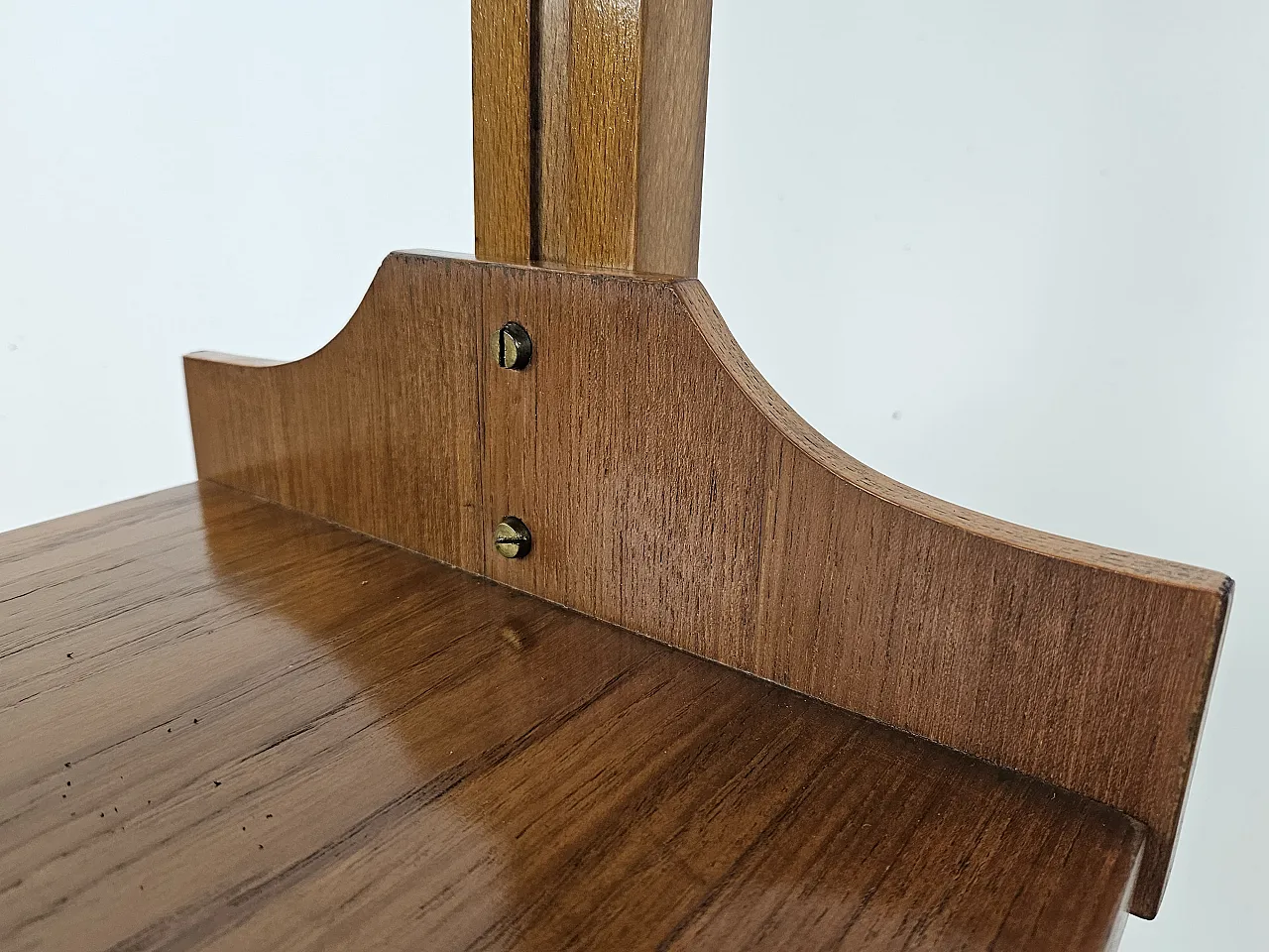 Shelving with modular shelves in walnut, 70s 13