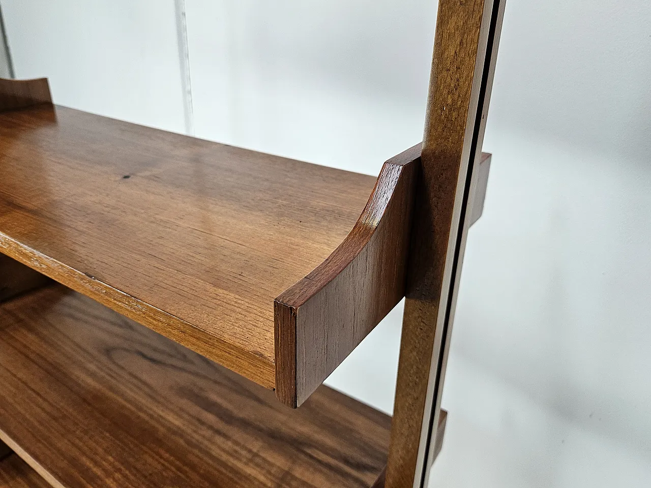 Shelving with modular shelves in walnut, 70s 15