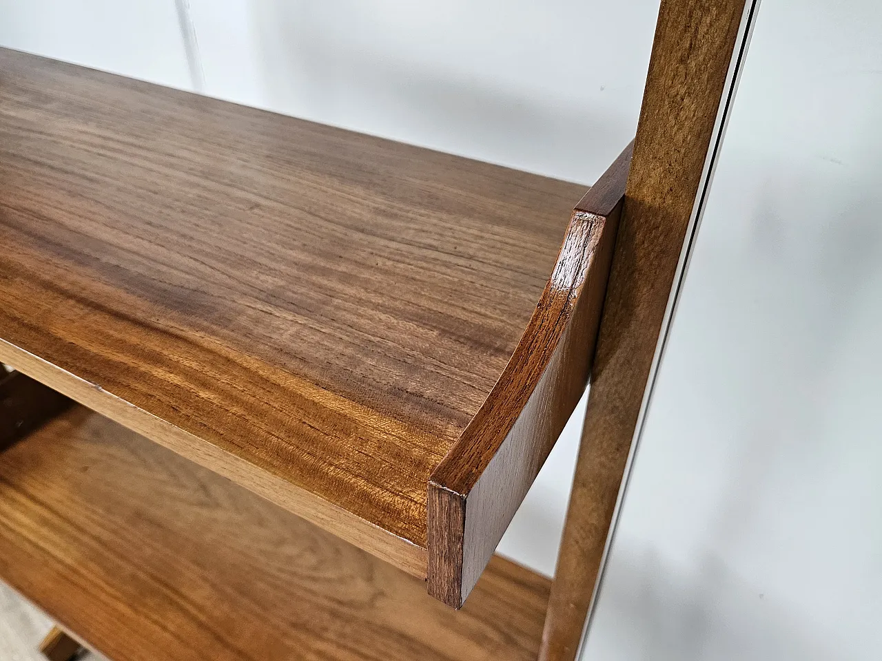 Shelving with modular shelves in walnut, 70s 16