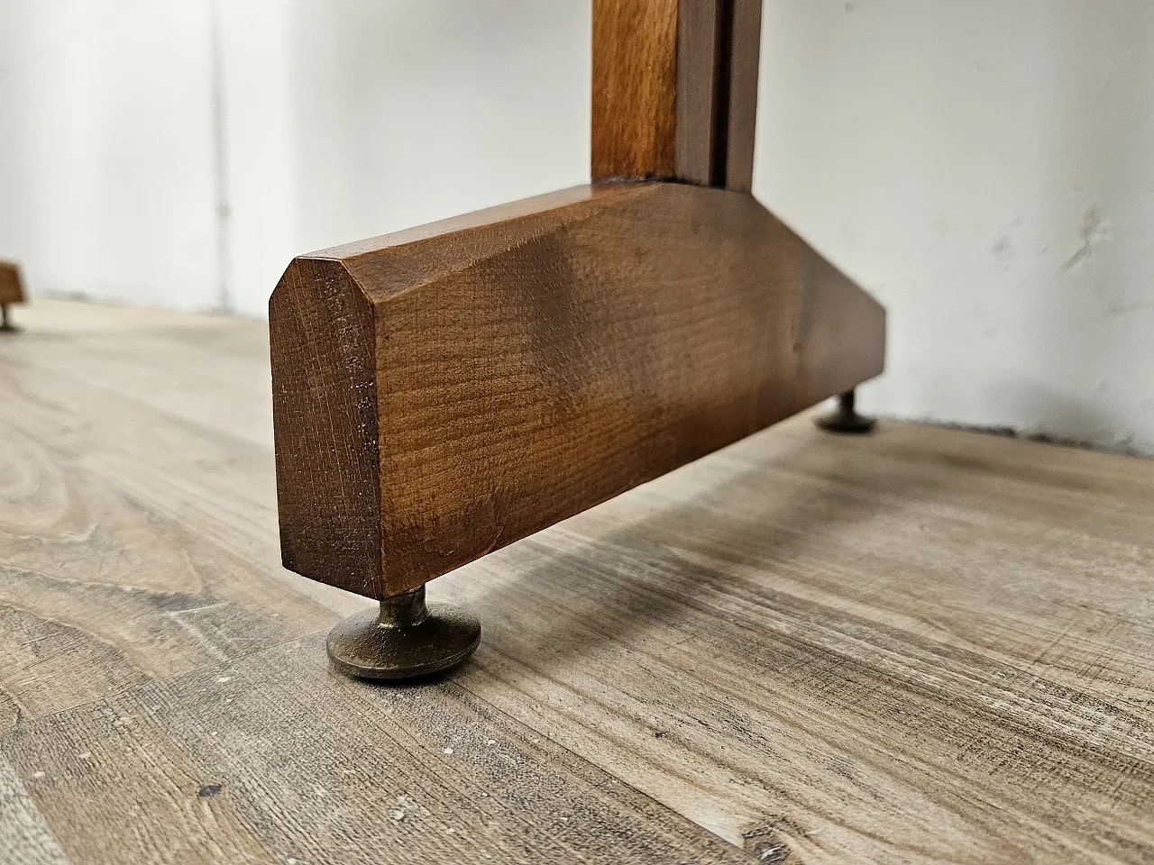Shelving with modular shelves in walnut, 70s 17