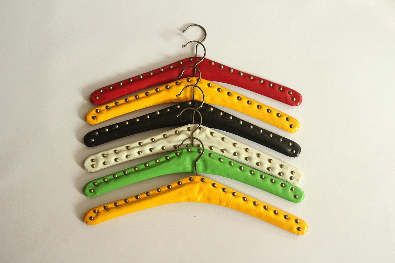 6 appendiabiti per cappotto in legno, pelle e metallo, anni '50 1